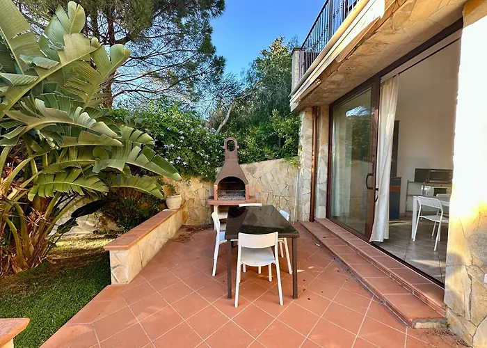 Nyaraló Palm House - Seaside Vacation Home! Geremèas